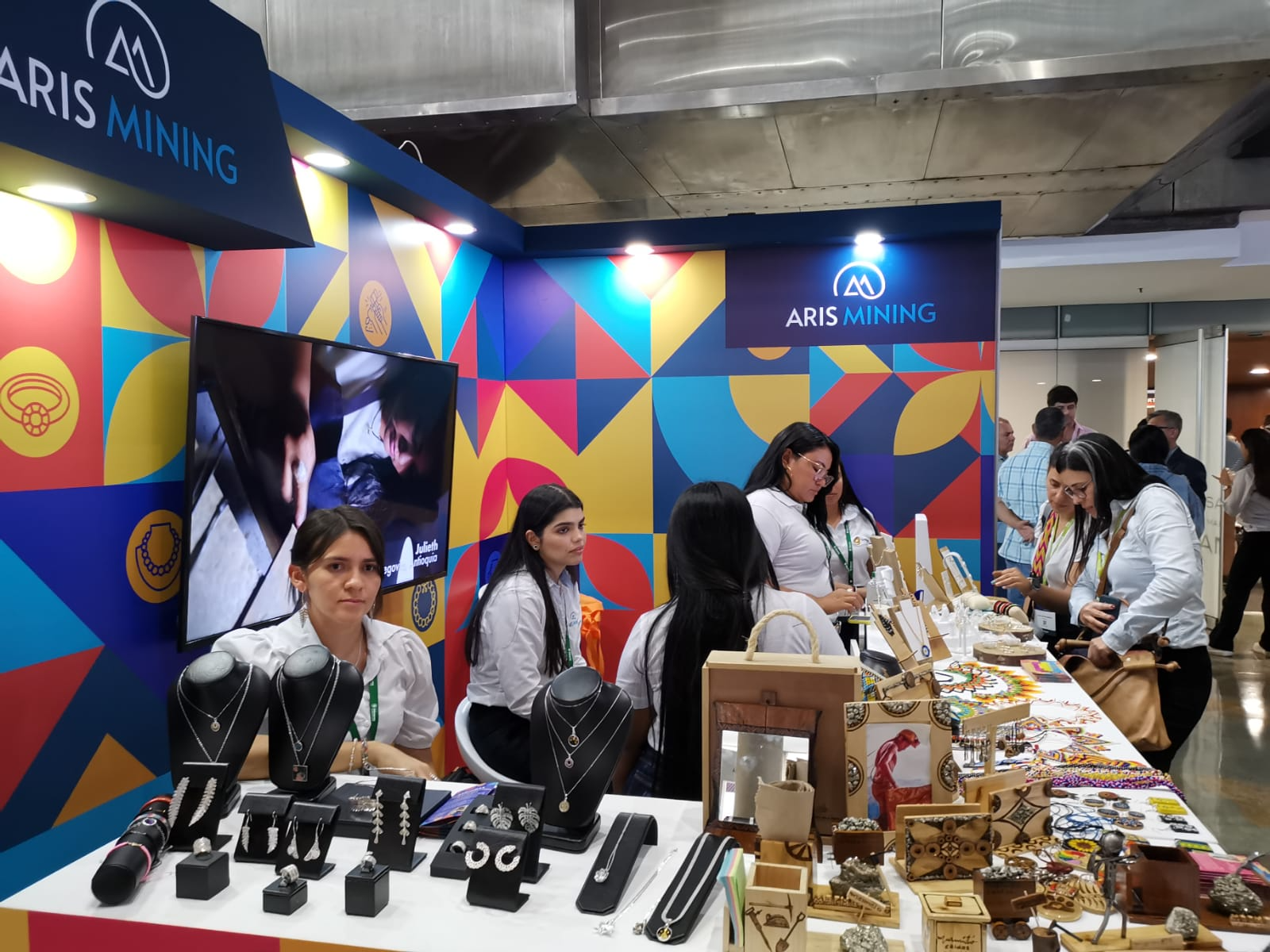 Aris Mining beneficia artesanas de Segovia, Remedios y Marmato con proyecto Mujeres Estelares