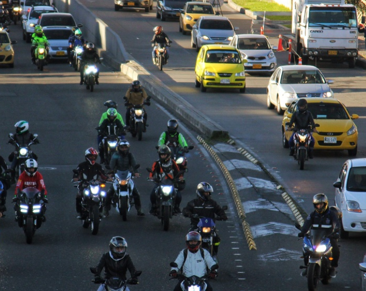 Mercado automotor en Colombia: venta de motos crece, carros siguen cayendo
