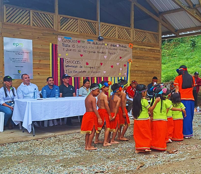 Comunidades Senú y Embera de Antioquia reciben escuelas para sus infantes