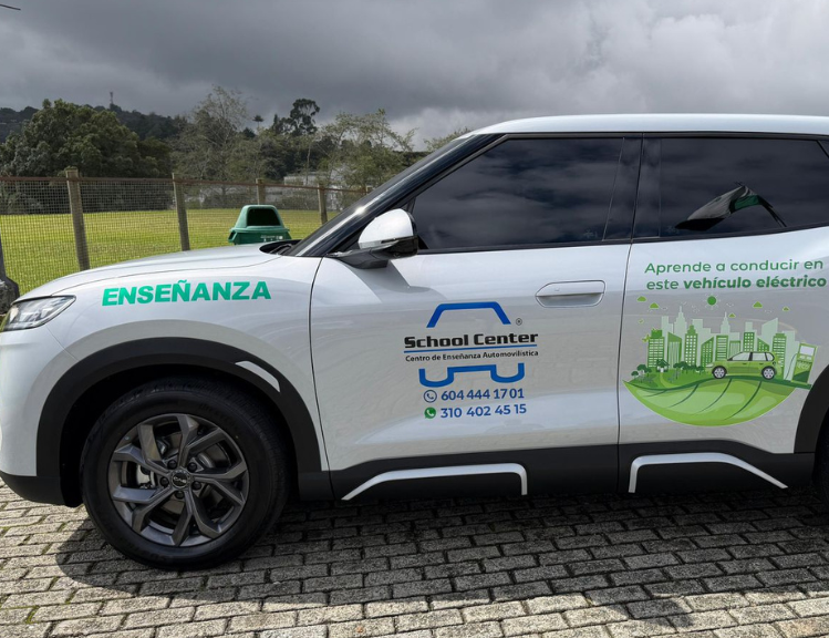 School Center acelera la movilidad futura de Medellín con primer carro eléctrico para formar conductores en Colombia