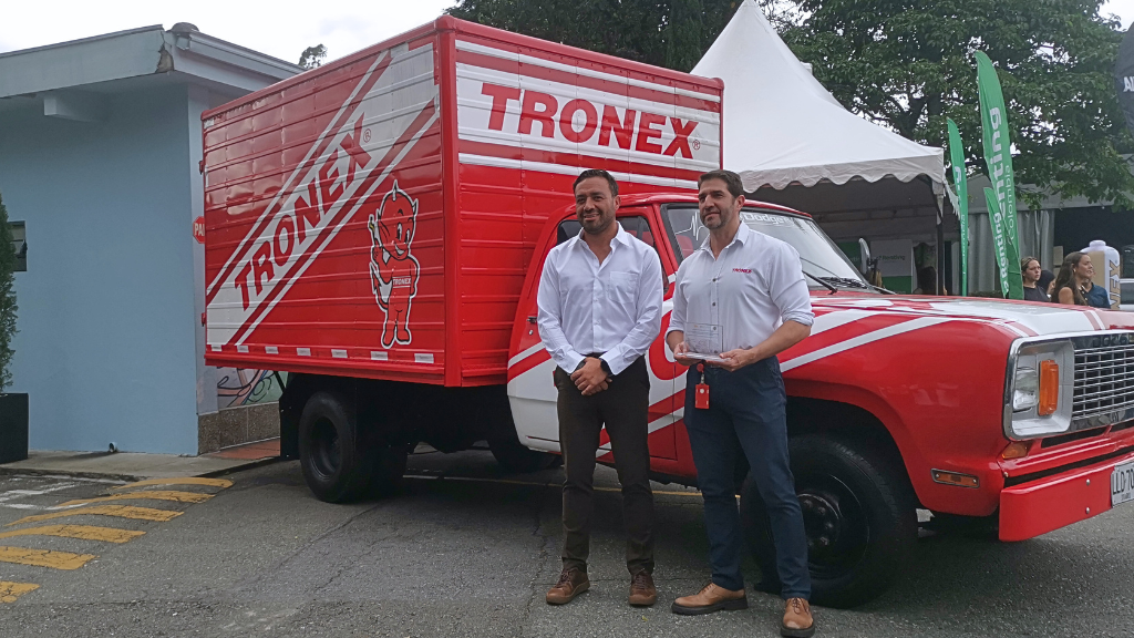 Mauricio Serna de Renting Colombia y Federico Vásquez de Tronex durante la entrega del vehículo 130.000