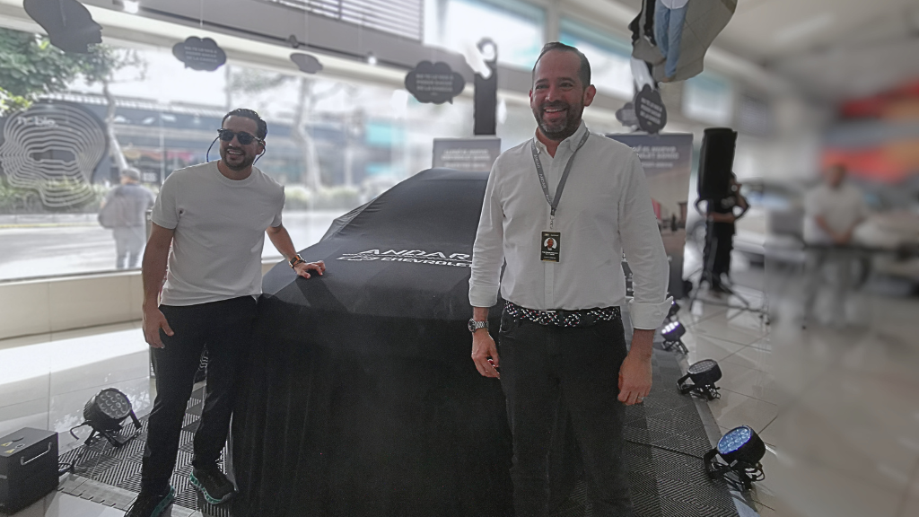 Leonardo García y Alex Mahecha durante el lanzamiento del Chevrolet Sonic en Medellín