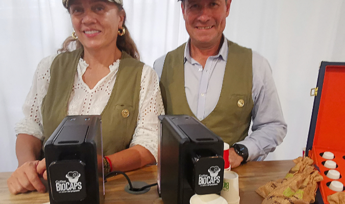 Carla Patricia Torres de la Pava y un colaborador de Coffee BioCaps junto a cápsulas compostables y cafeteras en su punto de atención en Heimtextil Colombia 2026.