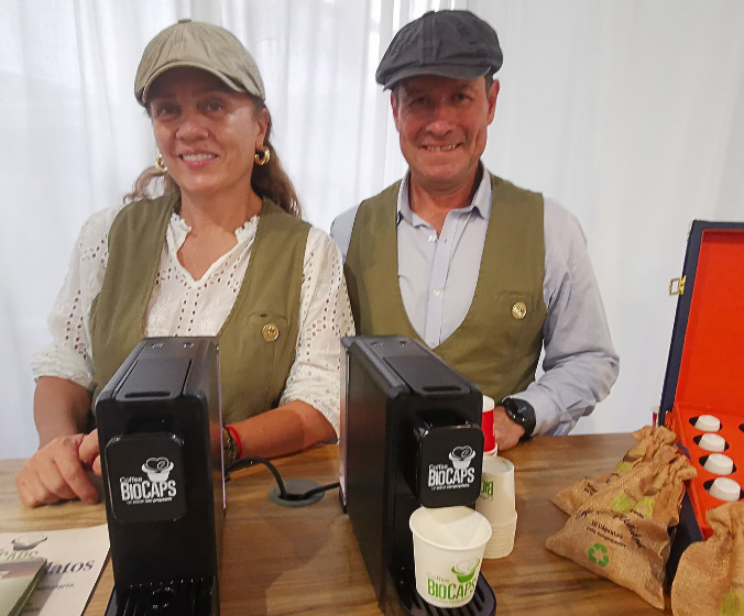 Carla Patricia Torres de la Pava y un colaborador de Coffee BioCaps junto a cápsulas compostables y cafeteras en su punto de atención en Heimtextil Colombia 2026.