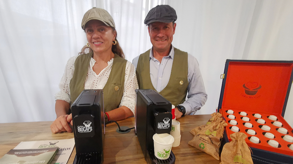 Carla Patricia Torres de la Pava y un colaborador de Coffee BioCaps junto a cápsulas compostables y cafeteras en Heimtextil Colombia 2026.