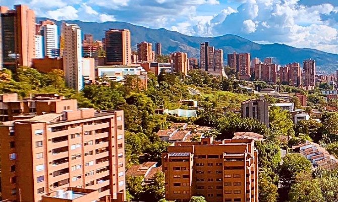 Panorámica de edificios residenciales en El Poblado, Medellín, ciudad donde se realizará Expoinvestor 2026.