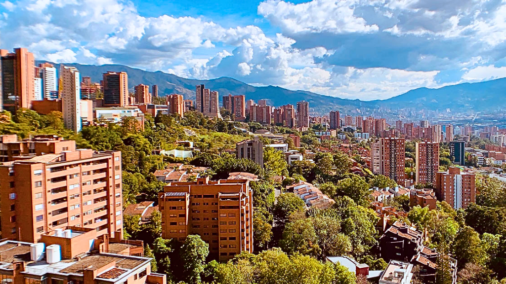 Panorámica de edificios residenciales en El Poblado, Medellín, ciudad donde se realizará Expoinvestor 2026.