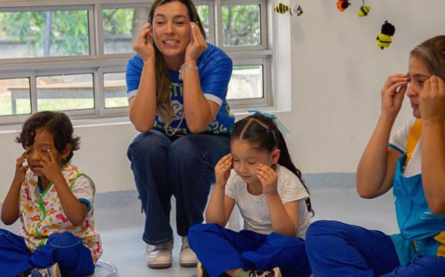Niñas y niños participan en una actividad lúdico-pedagógica en un jardín infantil Buen Comienzo de Medellín.