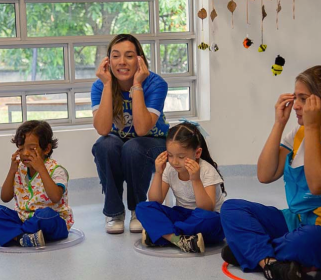 Niñas y niños participan en una actividad lúdico-pedagógica en un jardín infantil Buen Comienzo de Medellín.