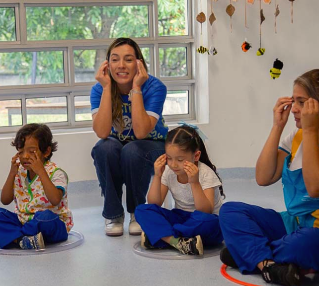 Niñas y niños de Medellín imaginaron el universo que cobrará vida en el Festival Buen Comienzo 2026