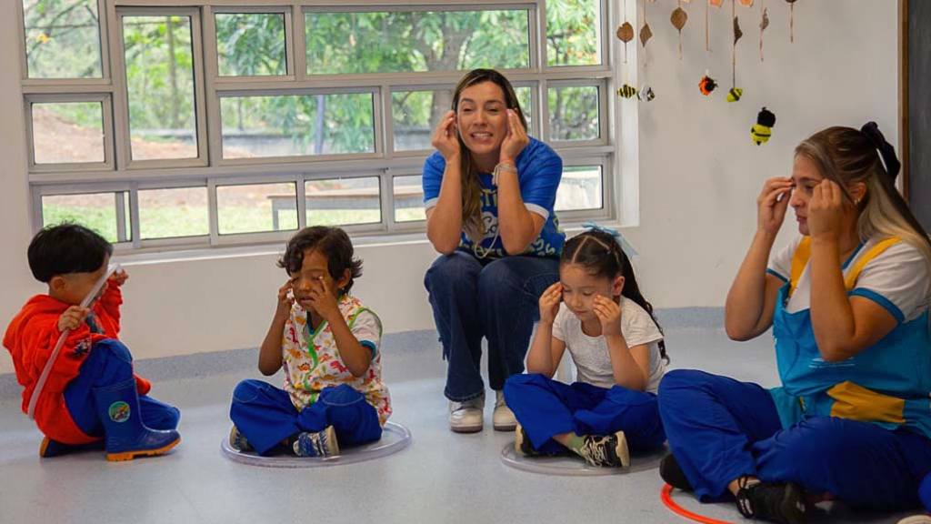 Niñas y niños participan en una actividad lúdico-pedagógica en un jardín infantil Buen Comienzo de Medellín.