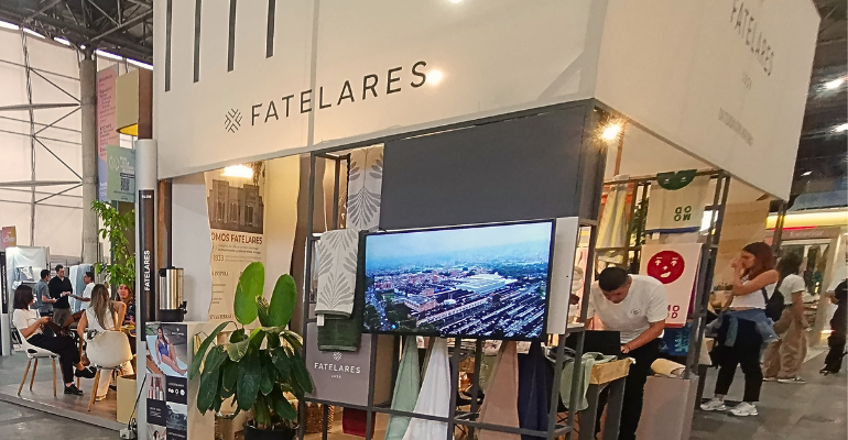 Vista general de Heimtextil Colombia 2026 en Plaza Mayor Medellín, con el stand de Fatelares en primer plano.