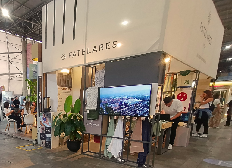 Vista general de Heimtextil Colombia 2026 en Plaza Mayor Medellín, con el stand de Fatelares en primer plano.