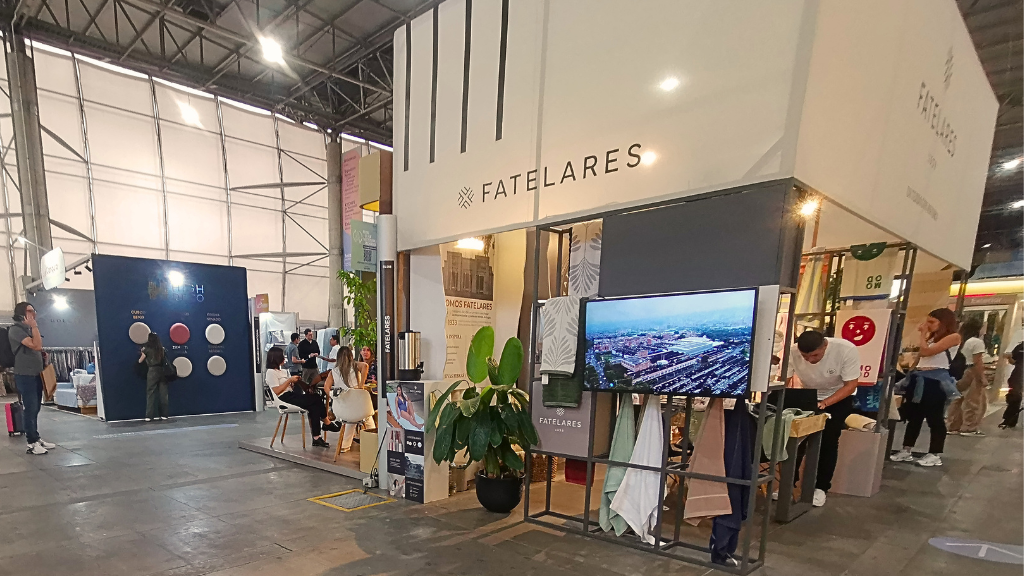 Vista general de Heimtextil Colombia 2026 en Plaza Mayor Medellín, con el stand de Fatelares en primer plano.