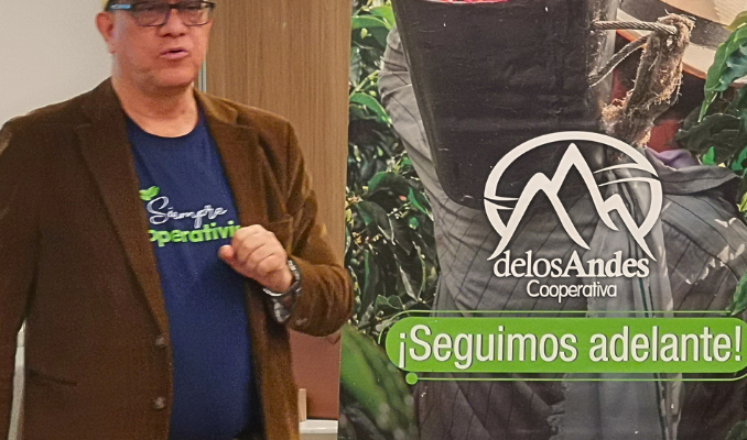 Luis Hernando Loaiza presenta el balance de recuperación de COOPERAN durante una rueda de prensa.