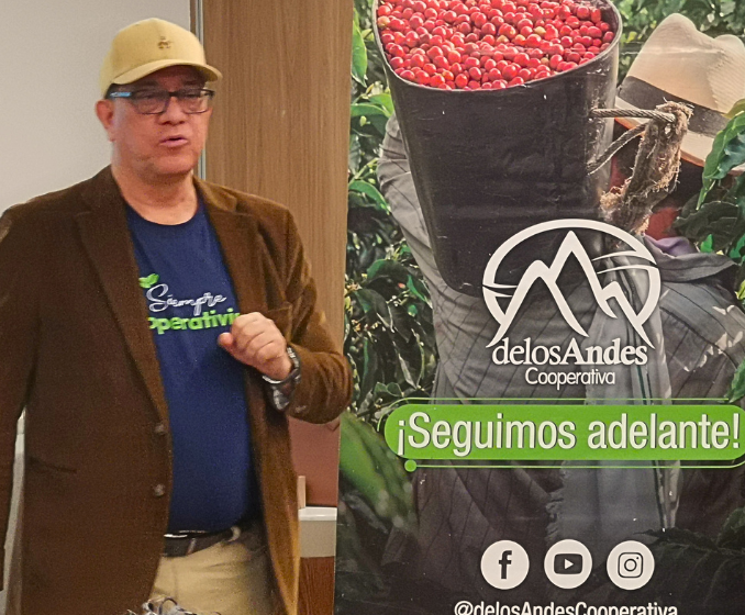 Luis Hernando Loaiza presenta el balance de recuperación de COOPERAN durante una rueda de prensa.