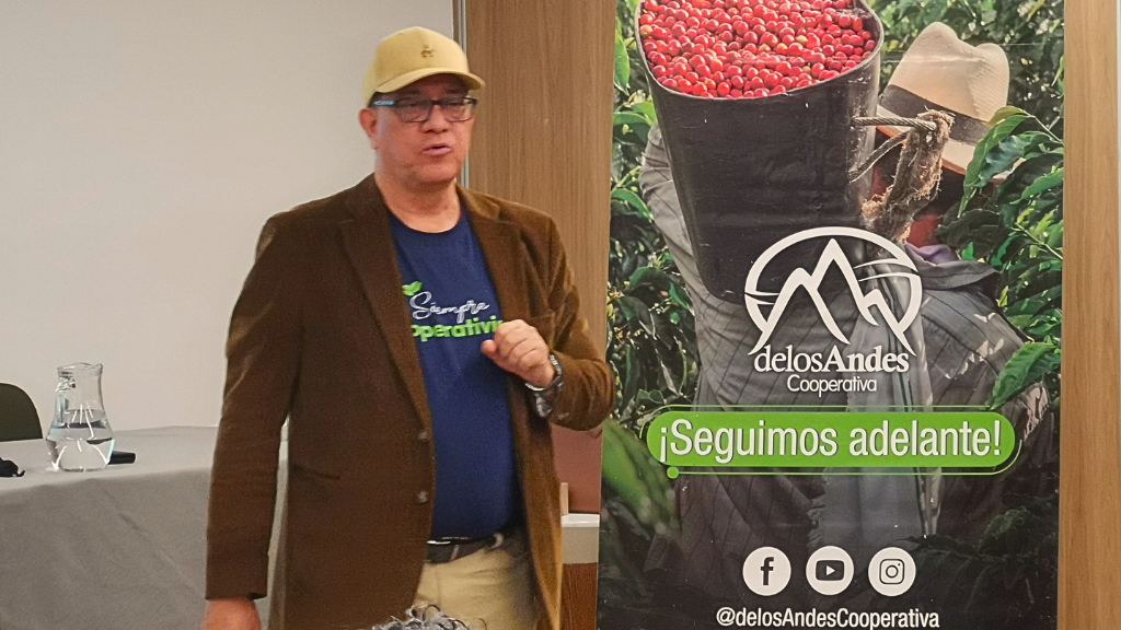 Luis Hernando Loaiza presenta el balance de recuperación de COOPERAN durante una rueda de prensa.
