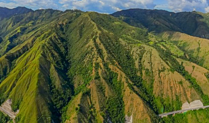 Vista panorámica del Túnel del Toyo, infraestructura estratégica para conectar Medellín con Urabá y fortalecer la competitividad de Colombia.