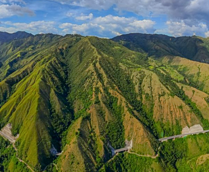 Vista panorámica del Túnel del Toyo, infraestructura estratégica para conectar Medellín con Urabá y fortalecer la competitividad de Colombia.