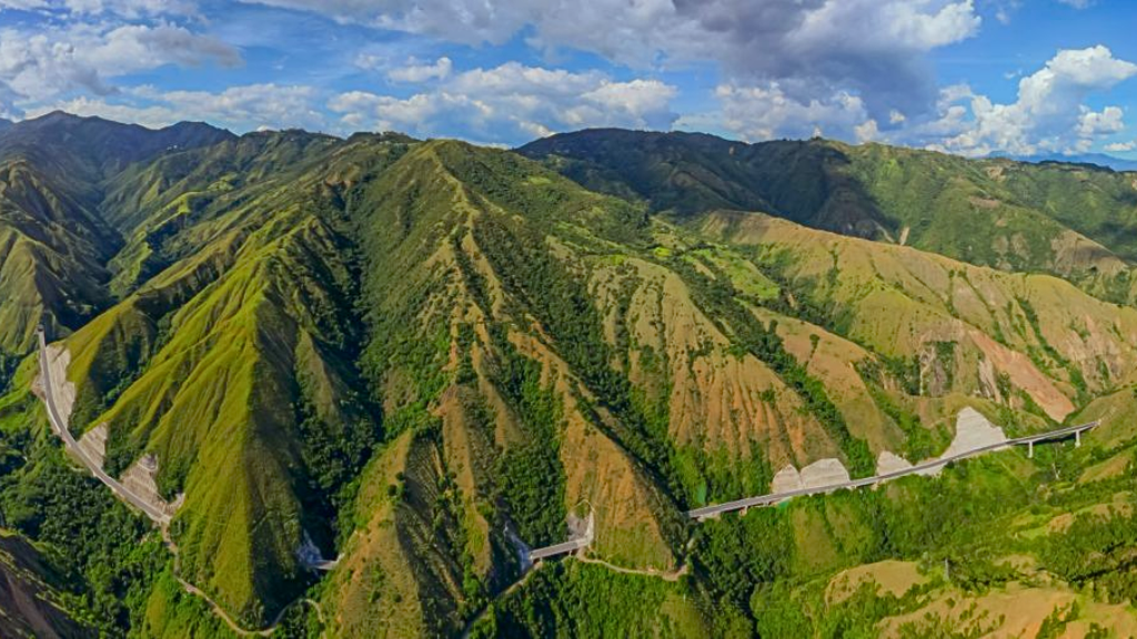 Vista panorámica del Túnel del Toyo, infraestructura estratégica para conectar Medellín con Urabá y fortalecer la competitividad de Colombia.