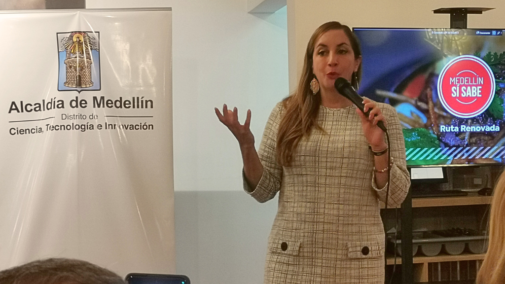 Ana María López, secretaria de Turismo de Medellín, presenta la guía Medellín Sí Sabe