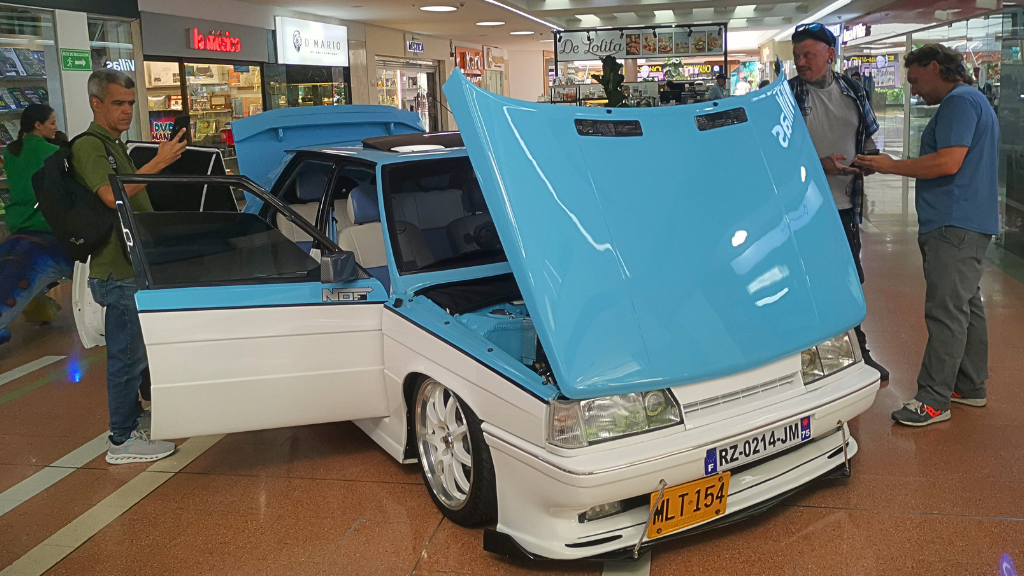 Automóvil transformado exhibido ante visitantes de Unicentro Medellín