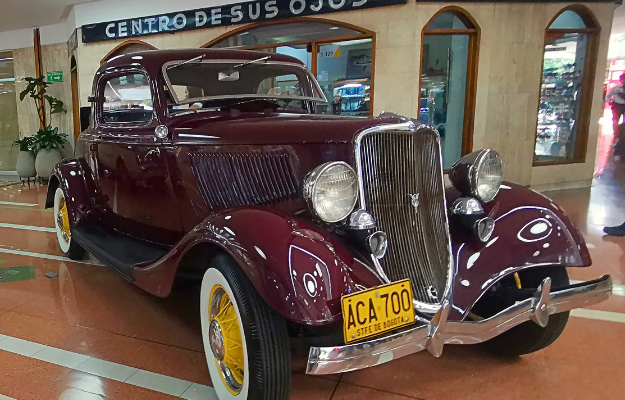 Dos autos antiguos exhibidos en Unicentro Medellín para el Concurso Nacional del Auto Antiguo 2026