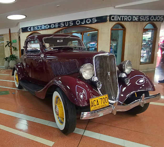 Dos autos antiguos exhibidos en Unicentro Medellín para el Concurso Nacional del Auto Antiguo 2026
