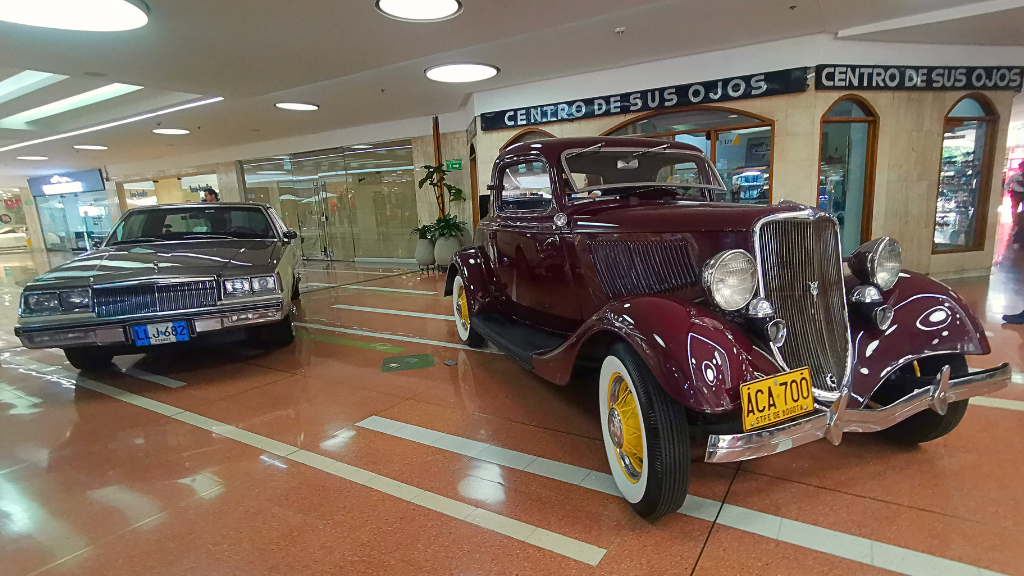Dos autos antiguos exhibidos en Unicentro Medellín para el Concurso Nacional del Auto Antiguo 2026