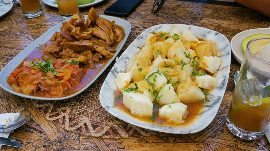 Sudao de posta y lengua servido en Pura Vida, restaurante de Medellín Sí Sabe