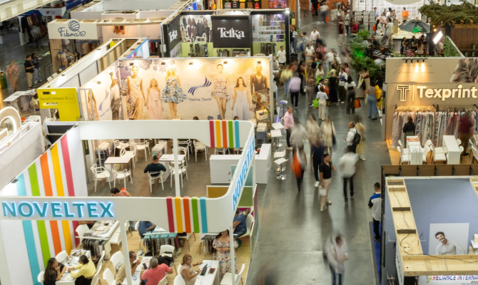 Pabellón comercial de Colombiamoda 2026, feria que reunió a 9.000 compradores y dejó US$22 millones en Medellín.