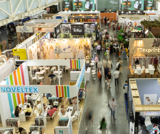 Pabellón comercial de Colombiamoda 2026, feria que reunió a 9.000 compradores y dejó US$22 millones en Medellín.