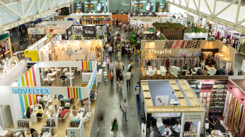 Pabellón comercial de Colombiamoda 2026, feria que reunió a 9.000 compradores y dejó US$22 millones en Medellín.