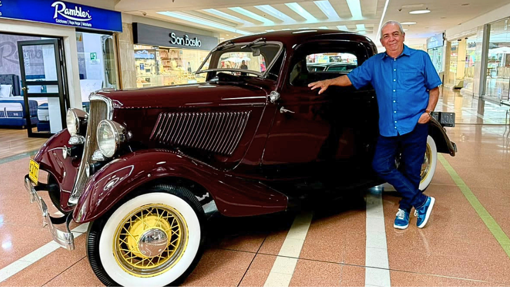 Darío Rada posa junto a un auto antiguo en Unicentro Medellín