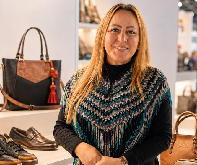 Diana Bravo, gerente seccional de ACICAM Antioquia, junto a una muestra de calzado y marroquinería que empresarios antioqueños llevarán al International Footwear & Leather Show 2026.