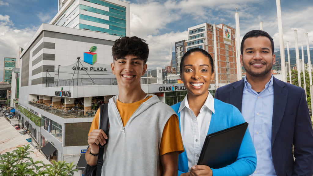 Tres aspirantes frente al centro comercial Gran Plaza, sede de la Feria de Empleo del Sector Moda en Medellín.
