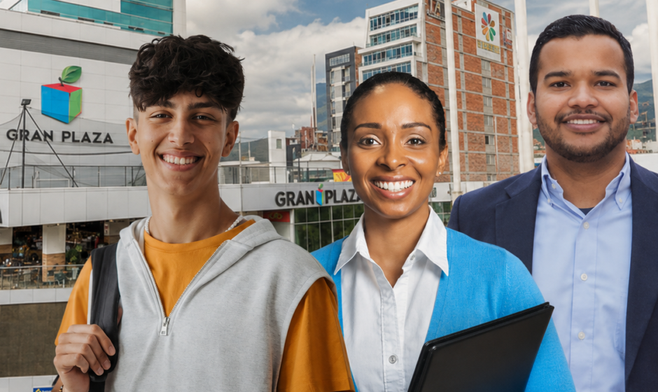 Tres aspirantes frente al centro comercial Gran Plaza, sede de la Feria de Empleo del Sector Moda en Medellín.