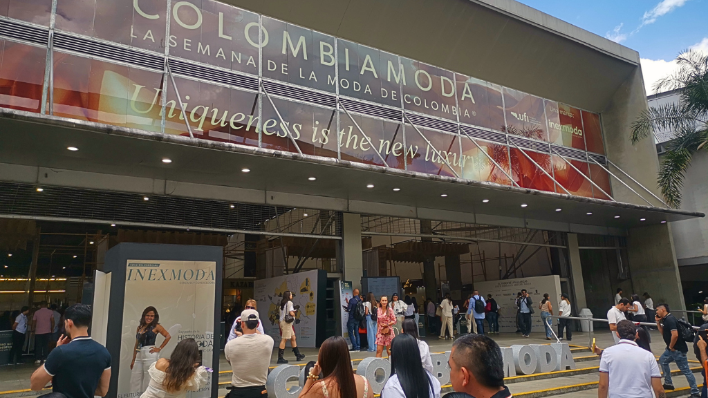 Ingreso principal de Colombiamoda 2026 en Plaza Mayor, con visitantes entrando a la Semana de la Moda de Colombia.