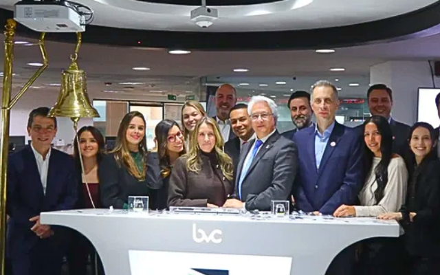 Tomás Andrés Elejalde, gerente del Metro de Medellín, y Andrés Restrepo Montoya, gerente de la bvc, durante el ingreso de la empresa al mercado de valores.
