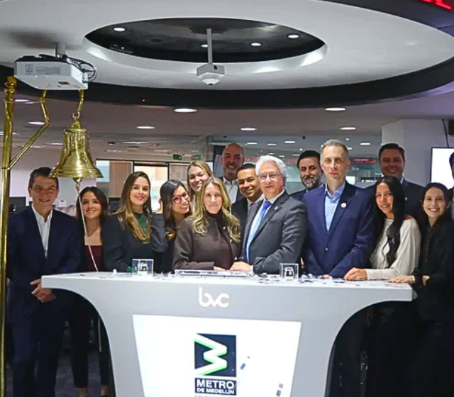 Tomás Andrés Elejalde, gerente del Metro de Medellín, y Andrés Restrepo Montoya, gerente de la bvc, durante el ingreso de la empresa al mercado de valores.