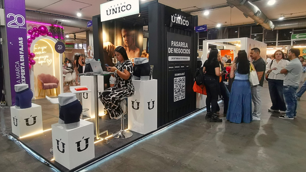 Stand de Mundo Único en Colombiamoda 2026, donde presentó su nueva pasarela de negocios.