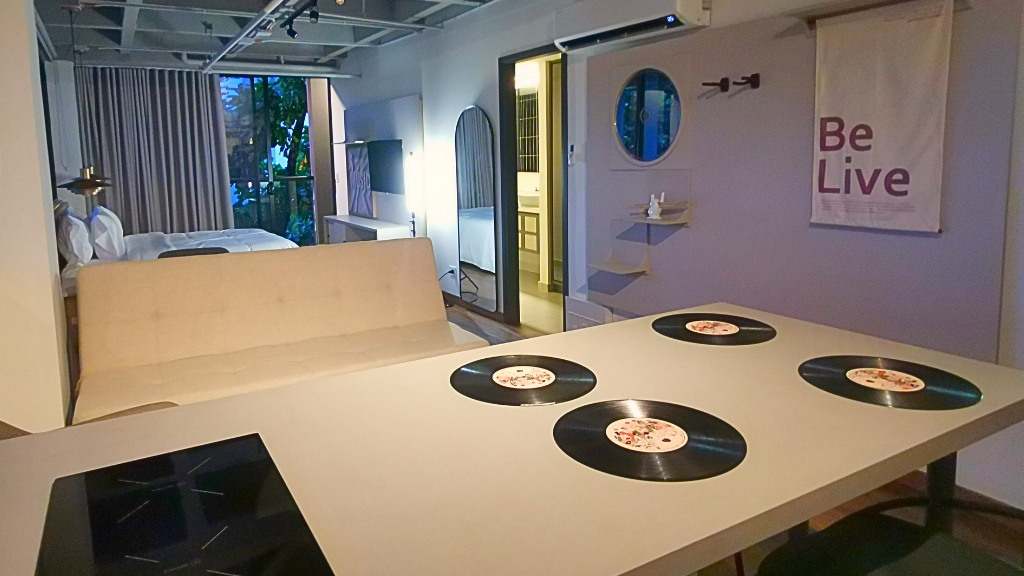 Apartamento de Be Live Hotel ambientado con discos y elementos musicales