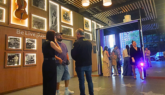 Lobby de Be Live Hotel Medellín durante la presentación de su ecosistema musical