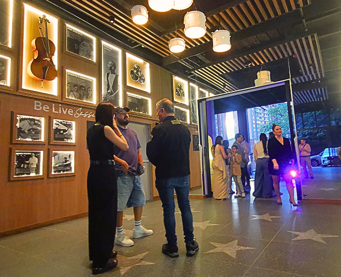 Lobby de Be Live Hotel Medellín durante la presentación de su ecosistema musical