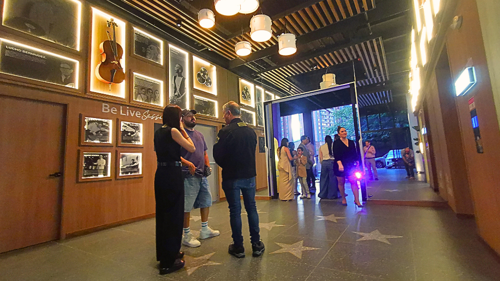 Lobby de Be Live Hotel Medellín durante la presentación de su ecosistema musical.