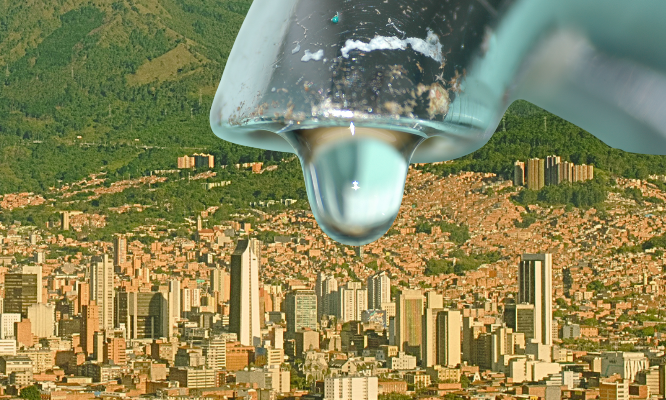 Gota de agua en un grifo sobre una vista panorámica de Medellín