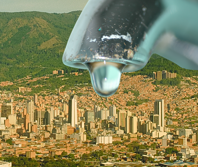 Gota de agua en un grifo sobre una vista panorámica de Medellín
