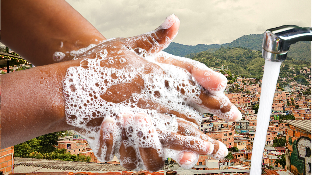Montaje de unas manos lavándose con agua frente a una vista de Medellín.