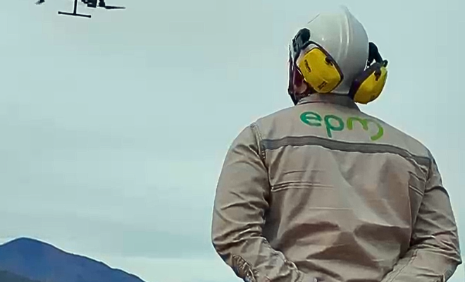 Piloto de EPM observa el vuelo de un dron tras la certificación otorgada por la Aerocivil