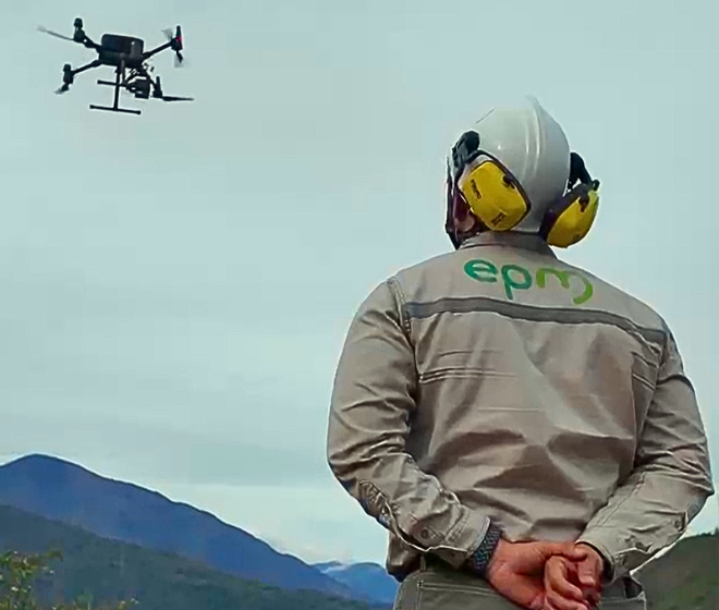 Piloto de EPM observa el vuelo de un dron tras la certificación otorgada por la Aerocivil